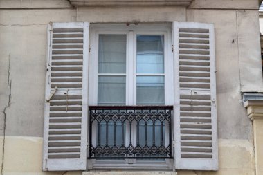 Merkezdeki bir binanın ön cephesi