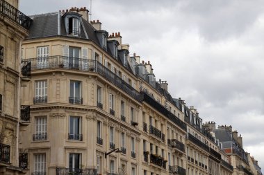 Merkezdeki bir binanın ön cephesi