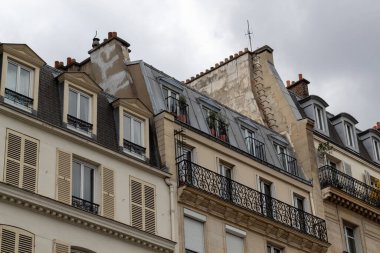 Merkezdeki bir binanın ön cephesi