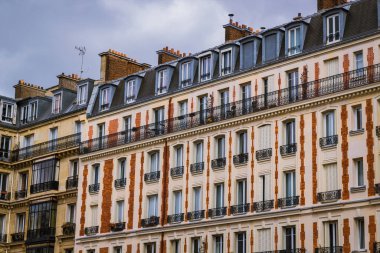 Merkezdeki bir binanın ön cephesi