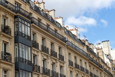 Merkezdeki bir binanın ön cephesi