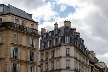 Merkezdeki bir binanın ön cephesi