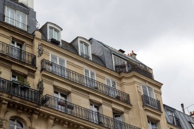 Merkezdeki bir binanın ön cephesi