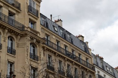 Merkezdeki bir binanın ön cephesi