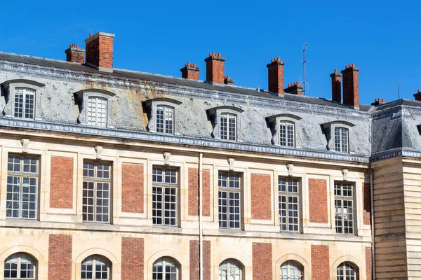 Merkezdeki bir binanın ön cephesi