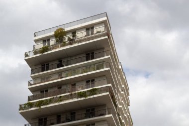 Balkonlu modern bir bina.