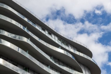 Balkonlu modern bir bina.