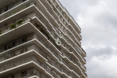 Balkonlu modern bir bina.