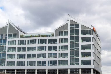 Pencereli modern ofis binası