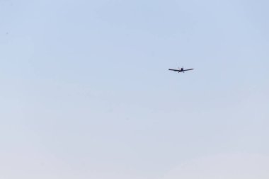 Gökyüzünde bir uçak