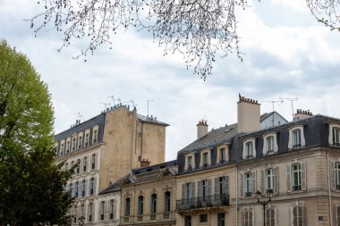 Şehirdeki eski bina.