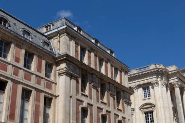 Binanın ön cephesi