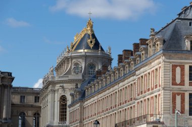 Belediye binasının ön cephesi.