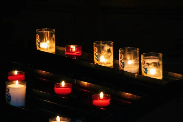 Κάψιμο Κεριών Στην Εκκλησία — Φωτογραφία Αρχείου