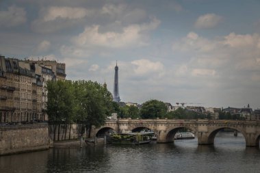 Nehrin üzerindeki köprü