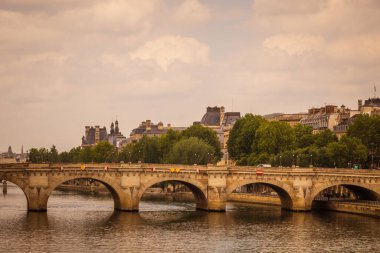 Nehrin üzerindeki köprü