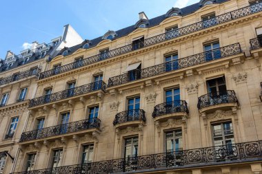 Bir binanın ön cephesi