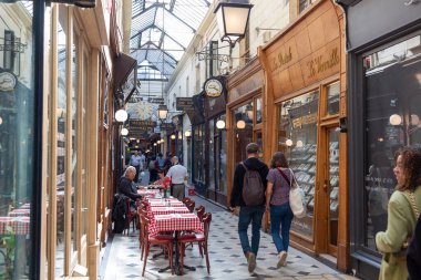 Dükkandaki insanlar.