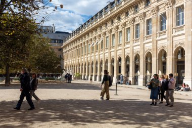 Sokakta yürüyen insanlar