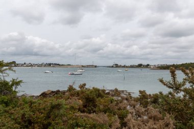 Nehrin üzerindeki bulutlar