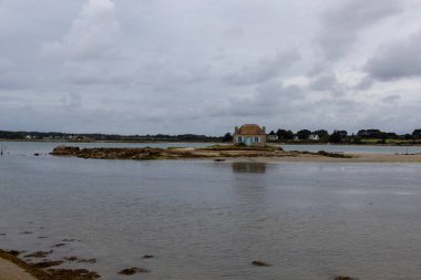 Gölün kıyısında evi