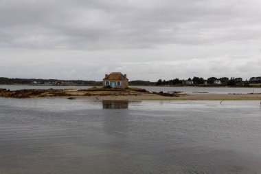 Gölün kıyısında evi