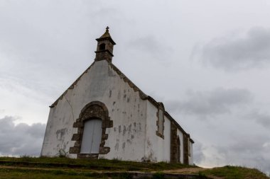 Köydeki eski kilise.