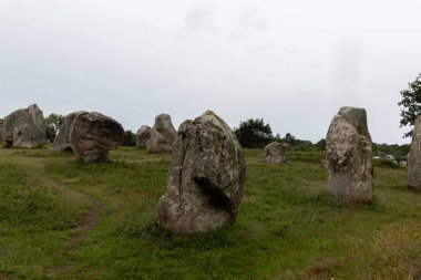 Sabahleyin menhirlerin hizalanması
