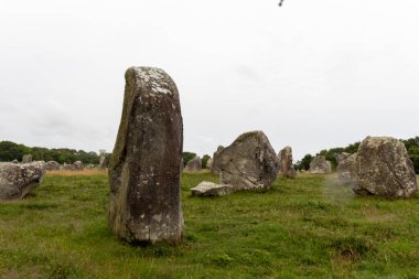 Sabahleyin menhirlerin hizalanması