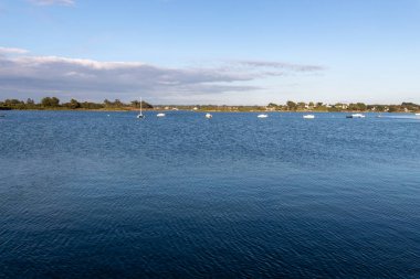 Gölün üzerindeki bulutlar