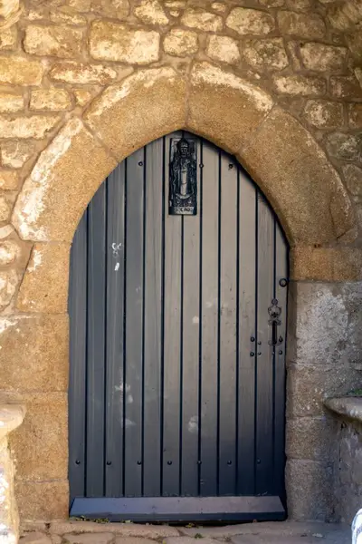 Şehrin eski ahşap kapısı.