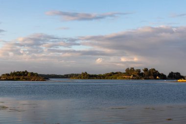 Nehrin üzerinde gün batımı