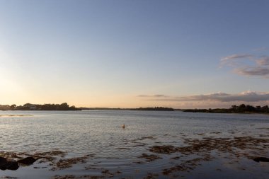 Nehrin üzerinde gün batımı