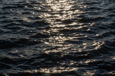 Denizin üzerinde gün batımı