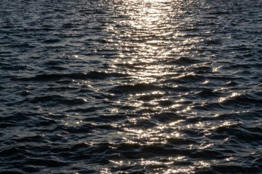 Denizin üzerinde gün batımı