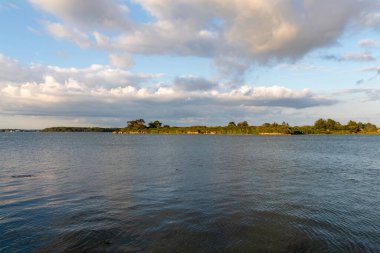 Nehrin üzerinde gün batımı