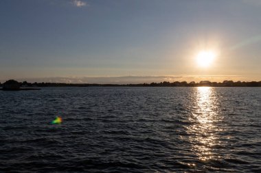 Nehrin üzerinde gün batımı