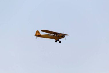 Gökyüzünde bir uçak