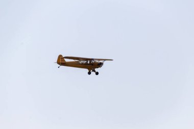 Gökyüzünde bir uçak