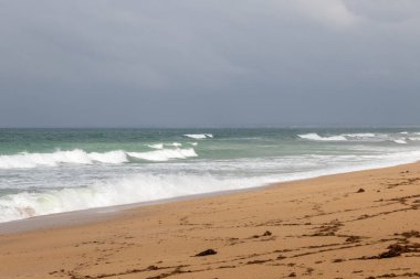 sabah sahilde dalgalar