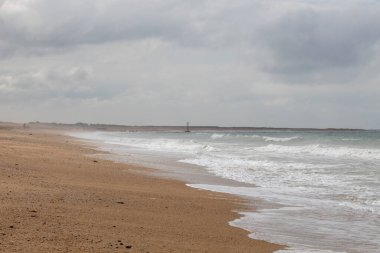 sabah sahilde dalgalar