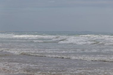 Sahilde dalgalar