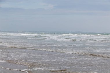 Sahilde dalgalar
