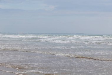 Sahilde dalgalar