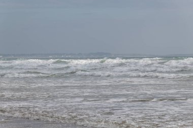 Sahilde dalgalar