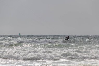 Sahilde uçurtma sörfü