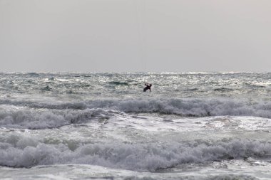 Sahilde uçurtma sörfü