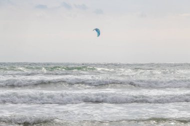 Sahilde uçurtma sörfü