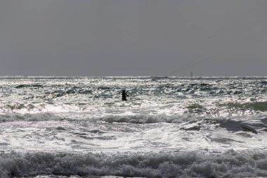 Sahilde uçurtma sörfü