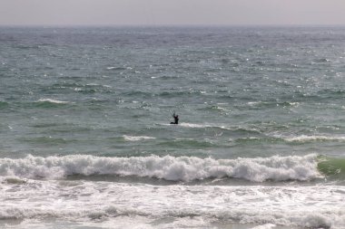 Sahilde uçurtma sörfü